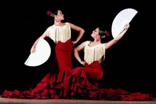 Clases de Flamenco en Castellón
 




 




Orígenes del Flamenco
Sobre sus orígenes o influencias, solo podemos aventurarnos, pues carecemos de antiguas referencias escritas donde se mencione el flamenco como tal. El único dato conocido, por transmisión oral, es que se trata de un arte muy antiguo y que encuentra su cuna en Andalucía, en la rivera del Guadalquivir.En el flamenco encontramos numerosas influencias de culturas muy diversas. Esto no es una sorpresa cuando sabemos que por esta tierra pasaron las más diversas civilizaciones y culturas. Fenicios, griegos, cartaginenses, romanos, judíos, musulmanes, godos y gitanos se han ido durante siglos asentado en esta tierra, y con seguridad estas influencias han sido absorbidas en la música y en el baile de esta tierra.En escritos griegos encontramos el estilo melismático como característica típica del canto del sur de España, este estilo también lo tiene hoy el Flamenco. De la época romana, encontramos las reseñas de Marcial y Juvenal sobre las Puellae Gaditanae, jóvenes procedentes de Gades, la colonia que fundaron los fenicios en el territorio de la que hoy es Cádiz, ciudad que también tenía una cultura griega bastante asimilada. Estas bailarinas, que formaban compañía con músicos acompañantes, llegaron a ser muy apreciadas en los círculos de la aristocracia y alta burguesía romana, que las contrataban para sus fiestas privadas o para espectáculos públicos. El espectáculo que estas chicas ofrecían, según relatos de la época, se convirtió en el punto álgido de estas fiestas. Curioso es que en los relieves aparecen las Puellae Gaditanae con castañuelas, y con posiciones de pies y de brazos idénticas a las del flamenco actual. Quizás sea sólo una coincidencia o que este modo de bailar fuese común entonces a toda la cuenca del Mediterráneo. En cualquier caso, hoy lo conocemos sólo en el Flamenco.Otras teorías apuntan que la Seguiriya, la Saeta y el Fandango encuentran su cuna en la liturgia semita. Estos son datos que hoy no podemos comprobar, sin embargo los parecidos son evidentes, como también lo oímos en otros palos, donde los acordes nos recuerdan a los alegres ritmos judíos.Otra influencia, que por evidente no ha creado mucha polémica, es la que se remonta a la edad media, en la época de la España musulmana: La músicaAndalusí, resultante de la fusión de la musulmana procedente del norte de África, con la cristiana y judía, ya existentes en la península. Aquí la influencia mora vino de nuevo a enriquecer el estilo. La Granaina con su indiscutible origen moruno, o la Zambra, que es un vocablo que originalmente designaba las antiguas reuniones de músicos andalusíes, son claros exponentes de esta influencia.La influencia gitana la encontramos tanto en el baile como en la música. Algunos caracteres del baile son muy similares a los de las regiones asiáticas de las que proceden los gitanos. También los ritmos flamencos diferentes a los europeos tienen caracteres que hoy sólo encontramos en la música India.Y de este modo podríamos seguir aventurándonos a apuntar las variadas influencias u origines. Pero en cualquier caso, lo que es evidente, es que el flamenco durante su larga historia ha sido permeable a las más variadas influencias, y que es tan puro como mestizo.
Evolución del Flamenco a partir de 1765
Haciendo un recorrido somero en lo que fuera la evolución del flamenco tal como lo conocemos hoy día, ya documentado y tratado profesionalmente, podemos comenzar por una época mucho más reciente: Entre 1765 y 1860. En esta época encontramos tres focos de importancia que crearían escuela: Cádiz, Jerez de la Frontera, y el barrio de Triana, en Sevilla. Es a partir de esta época cuando el baile flamenco, empieza a tener un sitio entre los bailes españoles que se desarrollan en las escuelas, representándose frecuentemente en patios, ventas y salones privados cuando se celebraban fiestas.En lo que se refiere a la guitarra, al principio no solía acompañar al cante, que normalmente se realizaba a palo seco, sin más acompañamiento que el toque de palmas. Algunos compositores, como Julián Arcas, comienzan a componer temas con sonidos flamencos que iniciarían una nueva era.Entre 1860 y 1910 se ingresa en una época más prolífica que se ha llegado a llamar La Edad de Oro del Flamenco. En esta época florecen los cafés cantantes, desarrollando el flamenco todas sus facetas; la instrumental, la de cante y la de baile, hasta fijar definitivamente lo que pudiéramos considerar clasicismo de lo "jondo". El baile adquiere un esplendor sin precedentes, siendo éste el mayor atractivo para el público de estos cafés cantantes y se da un gran impulso a la guitarra, como complemento fundamental e indispensable para el cante y para el baile.Entre 1910 y 1955, el cante esta marcado por lo que ha llegado a llamarse la etapa de la Opera Flamenca donde mandan los cantes más ligeros como los fandangos y cantes de ida y vuelta (de influencia sudamericana, que trajeron los cantaores que habían sido emigrantes en Latinoamérica). Este camino nuevo que había tomado el flamenco no gusta a todo el mundo y en 1922 un grupo de intelectuales, como Falla y otros artistas de la Generación del 27 crean en Granada un Concurso, con la finalidad de buscar nuevos valores que cultiven el cante jondo auténtico. A partir de 1915, se produce un ciclo de baile teatral de excepcional calidad, llevando el baile español y flamenco por todos los escenarios del mundo.A partir de 1955 nos encontramos con un Renacimiento del Flamenco, siendo Antonio Mairena su figura principal, con ese rigor interpretativo y su afán investigador y de divulgación de la ortodoxia del cante. El baile en esta época se desarrolla en los tablaos, que son los herederos de los cafés cantantes anteriores, contando con verdaderas personalidades del baile, que alternan sus actuaciones no sólo en los tablaos, sino en teatros, festivales y otros escenarios. Los guitarristas, acompañando al cante y al baile adquieren un mayor protagonismo, alcanzando este arte su madurez. El guitarrista es actualmente no sólo acompañamiento, sino solista. Paco de Lucía marca el inicio de una nueva etapa de esplendor sin precedentes, dando a la guitarra una dimensión universal. Junto a él habría que citar a otros que verdaderos virtuosos de este instrumento, como Manuel Cano, Victor Monge Serranito y Manolo Sanlucar.
El Flamenco hoy
De un lado notamos nuevas tendencias de mestizaje con otros estilos musicales de la mano de algunos artistas. A este punto hay bastante polémica; entre los defensores de la conservación de la ortodoxia flamenca, (como ya en su día lo hiciera Falla, y que sirvió para conservar tan valioso patrimonio), y otros más interesados en su evolución y su permeabilidad.De otro lado, importantes artistas han llevado el flamenco por los cinco continentes, llegando a una nueva era donde los medios de comunicación son testigos de su gracia, su fuerza y su duende. Por ello no podemos ya más afirmar que el Flamenco es una manifestación artística exclusivamente de Andalucía (como no podemos ya decir que el Jazz es una música exclusivamente de New Orleans), pudiendo hoy asistir en Andalucía a espectáculos del más auténtico purismo y clasicismo flamenco interpretados por una bailaora japonesa o un guitarrista italiano, ante el respeto de un gran público de entendidos, al mismo tiempo que los más grandes artistas andaluces llevan el flamenco a importantes escenarios en todo el mundo.
 

 