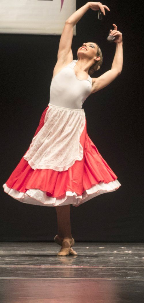 Escuela bolera en Castellón
 
Desde sus inicios hasta hoy
Podemos distinguir tres etapas para hablar de la Escuela Bolera y su historia.

En la primera etapa este baile era aceptado generalmente por todas las clases sociales. Tomando referencias de los libros de la época, como el de Juan de Esquivel y Navarro de 1612 “Discurso sobre el arte del danzado y sus excelencias” o el publicado en 1745 de Ferriol y Boxerau “Reglas útiles para los aficionados a bailar”, así como los de Pablo Minguet e Irol, de 1754, “El danzar a la francesa” y “El tratado de los pasos de danzar a la española”, podemos sacar distintas conclusiones:El carácter del baile español fue haciéndose patente en la danza de la época, tanto dentro como fuera de nuestras fronteras. Los bailarines de los países europeos se hacen incluso famosos con nuestro repertorio. Los maestros de danza españoles fueron adquiriendo fama y prestigio social, tomando un papel importante en la vida cultural de la época. Es muy conocida la obra literaria de Calderón de la Barca “El maestro de danzar”, que cuando se ponía en escena se jalonaba incluso con intermedios de baile. Ellos fueron los encargados de recoger una naciente escuela internacional de baile español, en cuyo repertorio era imprescindible el bolero.



        La segunda etapa sería la de  su acceso al mundo de los teatros, como acompañamiento orquestal, tal y como se hacía con las contradanzas y los minuetos. La primera academia de baile se crea en Madrid en 1808, gracias a la propuesta del Marqués de Perales al Ayuntamiento. Se crea así la Academia Oficial de Baile Teatral en defensa de los estilos propios españoles. Este hecho demuestra el gran interés por la danza a un nivel administrativo y político. Otras instituciones tuvieron también su importancia para el desarrollo de la Escuela Bolera: el Teatro del Circo de Madrid que funcionó desde 1842, fundó una compañía de Ballet y la Academia Coreográfica, bajo el mecenazgo del Marqués de Salamanca y la gran importancia que tuvieron el Teatro del Liceo de Barcelona y el Teatro Real de Madrid.Por aquel entonces, Chopin escribe bajo el título de Bolero su ópera 19. Este tipo de baile por su claridad y estabilidad en repertorio y forma representa la aportación romántica y nacionalista de España al ambiente musical europeo.

 

La tercera etapa está constituida por los dos últimos tercios del siglo XX. Marienma, la gran maestra de la Escuela Bolera la ha llamado de “resurgimiento”, dados los grandes bailarines y bailarinas en esta faceta, que formaron sus propias compañías privadas, desarrollando este tipo de repertorio. La Argentina, Pilar López, los Pericet, Antonio Ruiz Soler, Vicente Escudero y la propia Marienma cultivaron este género y lo dignificaron.

 
Hoy en día la Escuela Bolera ha enfrentado en cierta manera a dos sectores de la profesión: los que piensan que para interpretarla adecuadamente es imprescindible una formación importante en Danza Clásica y los que piensan que sus propias variaciones, de carácter genuinamente español, son más que suficiente para formar a sus intérpretes. Quizás lo más acertado sería iniciar al alumno en ambas disciplinas contemporáneamente, como se hace con los alumnos de los colegios bilingües.Podríamos diferenciar básicamente cuatro formas de interpretación en la Bolera: la Madrileña, la Gaditana, la Sevillana y la Malagueña. Sus diferencias no son grandes y son más bien debidas a los maestros que a su vez han influenciado directamente en otros profesores. Maestros legendarios fueron Carito, Realito, el maestro Cansino (padre de la célebre actriz Rita Hayward), el maestro Coronas, quien fue profesor de Magriñá, Antonio Boliche, Sebastián Cerezo, Miralles, Paco Reyes, Luis del Río, Marienma, Joaquín Mediavilla y Pacita Tomás y toda la familia Pericet, maestros y bailarines a través de generaciones.
 

Hoy evidentemente la preparación clásica ya no se discute como beneficiosa y necesaria, dado, sobretodo la evolución de esta rama, gracias a la técnica.