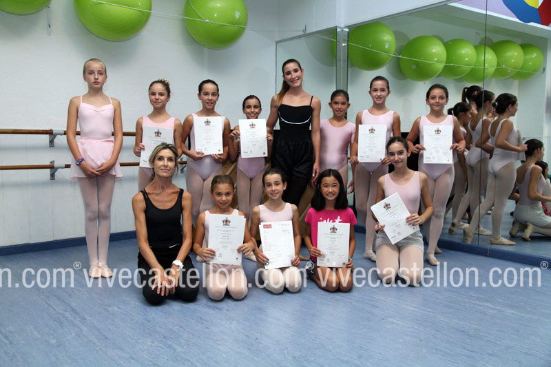 ALUMNAS CON SUS DIPLOMAS 